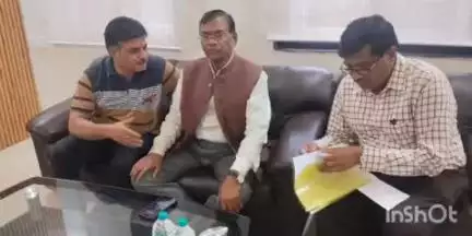 केवलारी: केवलारी रेलवे स्टेशन पर सुविधाओं की मांग को लेकर DRM नागपुर को सौंपा गया ज्ञापन