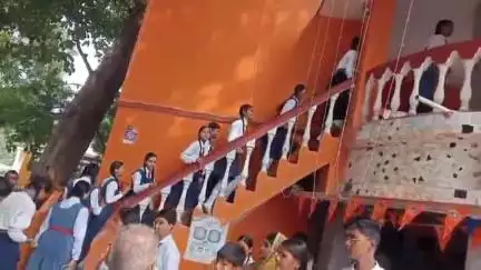 आज़मगढ़: जहानागंज के मवेशी पर स्थित शिवालय पहुंचे स्कूली बच्चों ने बाबा का जलाभिषेक कर देश में अमन-चैन और खुशहाली की कामना की