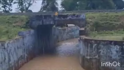 गुना: खजूरी गांव: रेलवे अंडर ब्रिज में पानी भरने से चार गांव के लोग परेशान, खतरे में डालकर रेल पटरी पार करने को मजबूर