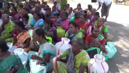 ஸ்ரீவில்லிபுத்தூர்: திருவண்ணாமலை ஊராட்சியில் என். சண்முகபுரத்தில் அடிப்படை வசதி செய்தாரக்கோரி 150 க்கு  பெண்கள் ஆண்கள் காலி குடங்களுடன் சாலை மறியல்