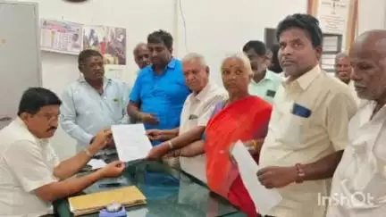 ಮುಳಬಾಗಿಲು: ಸ್ಮಶಾನಕ್ಕೆ ಬೇರೆ ಸ್ಥಳ ಗುರುತಿಸುವಂತೆ ಮಲ್ಲಪ್ಪನಹಳ್ಳಿ ಗ್ರಾಮಸ್ಥರಿಂದ ಪಟ್ಟಣದಲ್ಲಿ ಉಪ ತಹಶೀಲ್ದಾರ್‌ಗೆ ಮನವಿ