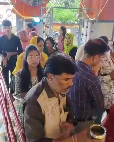 रामपुर नैकिन: सावन माह के पहले सोमवार पर शिव मंदिर चंद्रेह में 2000 से अधिक श्रद्धालुओं ने किए भगवान भोलेनाथ के दर्शन