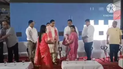নগাঁও: কাটিমাৰীস্থিত জাবৰ নিষ্কাষণস্থলীত মেটেৰিয়েল ৰিকভাৰী ফেচিলিটী প্ৰকল্পৰ উদ্বোধনী অনুষ্ঠানত উপস্থিত মন্ত্ৰী জয়ন্ত মল্লবৰুৱা