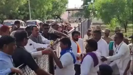 ಇಂಡಿ: ಪಟ್ಟಣದ ಪ್ರವಾಸಿ ಮಂದಿರದಲ್ಲಿ ಜನರ ಕುಂದುಕೊರತೆ ಆಲಿಸಿದ ಸಿಎಂ ಸಿದ್ದರಾಮಯ್ಯ