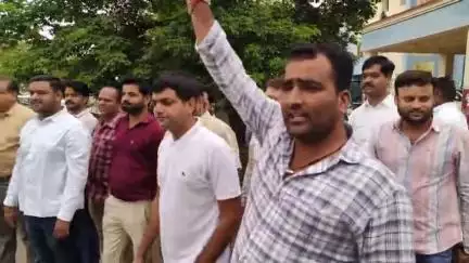 प्रतापगढ़: कांग्रेस पार्षदों ने जिला कलेक्टर को सौंपा 15 सूत्रीय ज्ञापन, भ्रष्टाचार की निष्पक्ष जांच की मांग की