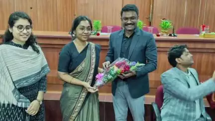 ಕಾರವಾರ: ನಗರದ ಜಿಲ್ಲಾ ಪಂಚಾಯತ್ ಕಚೇರಿಯಲ್ಲಿ ವರ್ಗಾವಣೆಯಾದ ಸಿಇಒ ಈಶ್ವರಕುಮಾರ್‌ಗೆ ಬೀಳ್ಕೊಡುಗೆ