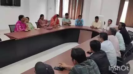डूंगरपुर: नगर परिषद कार्यालय में पार्षद, ब्रांड एम्बेसडर व समाज अध्यक्षों की बैठक हुई आयोजित, आगामी कार्यक्रम की रूपरेखा हुई तैयार