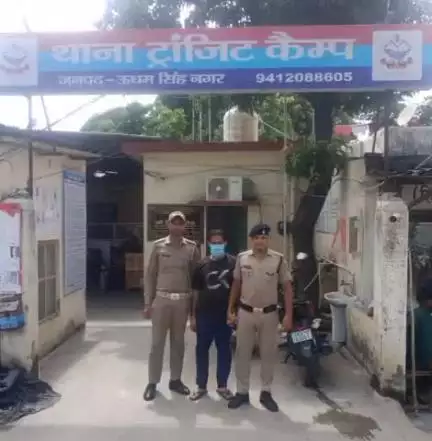 रुद्रपुर: ट्रांजिट कैंप थाना पुलिस ने वर्ष 2022 के NI एक्ट के मुकदमे में फरार वारंटी को किया गिरफ्तार, न्यायालय में किया पेश