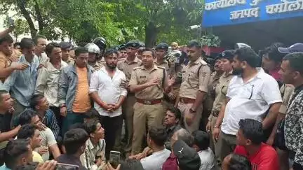 चमोली: मनोज की मौत के मामले में नंदानगर बाजार बंद, पुलिस से आंदोलनकारियों की धक्का-मुक्की; 3 लोगों को हिरासत में लिया गया