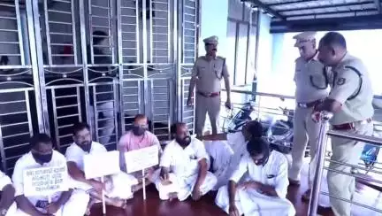 തൃശൂർ: ഹൃദയ ശസ്ത്രക്രിയ മുടങ്ങിയെന്ന് ആരോപിച്ച് തൃശൂർ ഗവ. മെഡിക്കൽ കോളേജിൽ വായ് മൂടിക്കെട്ടി പ്രതിഷേധം