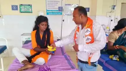 कसडोल: स्थापना दिवस पर शिवसेना पदाधिकारियों ने सीएचसी कसडोल में मरीजों को फल किए वितरित, जाना हाल-चाल