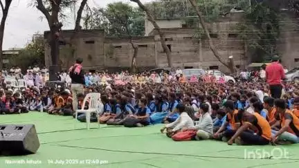 फुलंब्री: आई-वडिलांना जिवंतपणी मरण यातना देऊ नका, शहरातील जिल्हा परिषद शाळेत समाज प्रवर्तनकार वसंत हंकारे यांचे प्रतिपादन