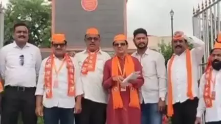 धुळे: छत्रपती संभाजी महाराज स्मारकाजवळ विविध मागण्यासाठी संभाजी ब्रिगेडच्या वतीने निदर्शने