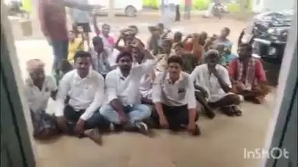జీ.కోడూరు నల్లరాయి క్వారీ లైసెన్స ను రద్దు చేయాలి, సోమవారం మాకవరపాలెం తాహసీల్ధార్ కార్యాలయం ఎదుట దళిత రైతులు ఆందోళన