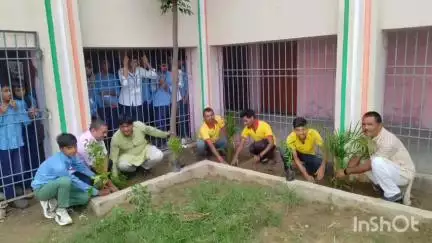 जहानाबाद: मुरलीधर इंटर विद्यालय में गायत्री परिवार ने 'एक पेड़ मां के नाम' कार्यक्रम के तहत किया वृक्षारोपण