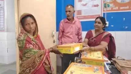 कुमारखंड: सीएचसी कुमारखंड में प्रस्तुति महिलाओं के बीच जच्चा-बच्चा कीट वितरित