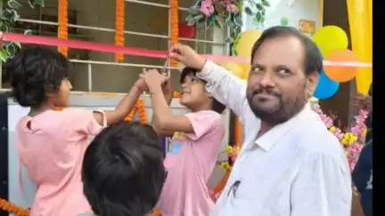 कुमारखंड: कुमारखंड प्रखंड कार्यालय परिसर में बीडीओ ने सुधा दूध दुकान का फीता काटकर किया शुभारंभ