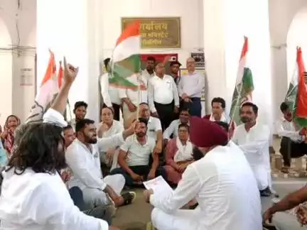 बीसलपुर: पीलीभीत में कांग्रेस के प्रदेश अध्यक्ष पर दर्ज मुकदमे को लेकर कार्यकर्ताओं ने कलेक्ट्रेट में किया विरोध प्रदर्शन