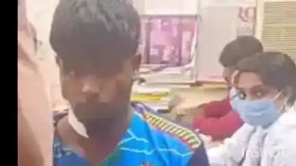 भाटपार रानी: बभनौली कलां गांव में खेत से लौट रहे युवक पर गिरा पेड़, अस्पताल में भर्ती