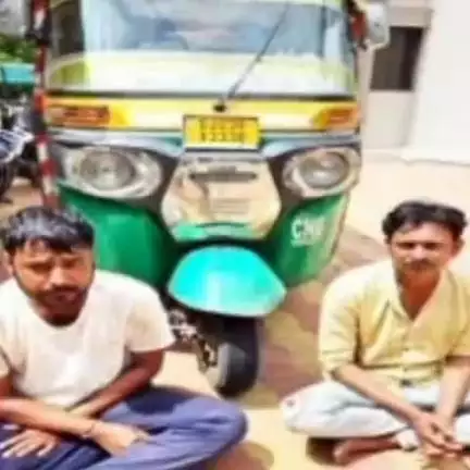 રાજકોટ પૂર્વ: રેલ્વેસ્ટેશન પાસેથી પેસેન્જર બેસાડી તેના ફોન,પાકીટ ઝુંટવી નાસી  છૂટનાર બંને શખ્સોને  ઝડપી પાડતી પ્ર.નગર પોલીસ