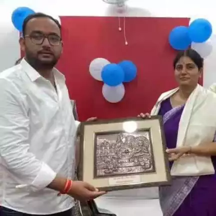 चुनार: इमलिया चट्टी में केंद्रीय मंत्री ने एक शोरूम का उद्घाटन किया