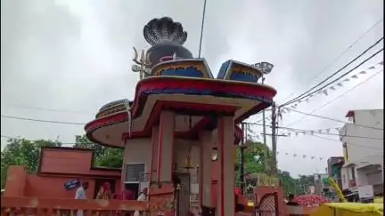 सुसनेर: सोयत कला के माधव चौक स्थित प्राचीन शिव मंदिर में भक्तों की लगी लंबी कतारें, दिखा भक्ति और आस्था का संगम