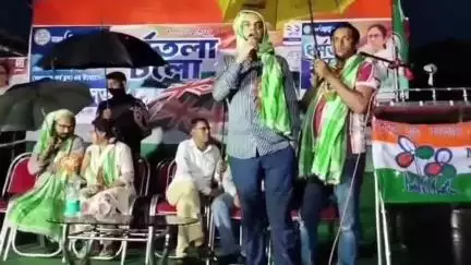 বহরমপুর: বৃষ্টিকে উপেক্ষা করে একুশে জুলাই এর প্রচারে দৌলতাবাদে ঝড় তুললেন বহরমপুর পৌরসভার পৌরপিতা