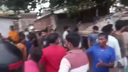 बगोदर: अटका लक्षीबागी के पास तेज रफ्तार पिकअप वैन अनियंत्रित होकर घर में घुसी, कोई हताहत नहीं