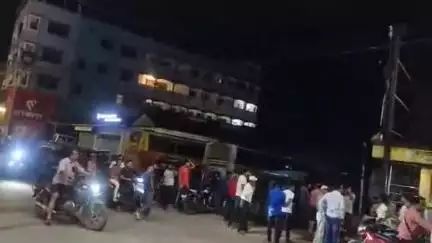 বালুরঘাট: বালুরঘাট আর্য্য সমিতি এলাকায় টোটো ও স্কুটির মুখোমুখি সংঘর্ষ, মাথা ফাটল স্কুটির মহিলক আরোহীর