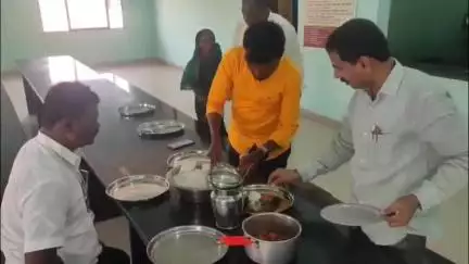 ಶೋರಾಪುರ: ಬಾಲಕಿಯರು ಅಸ್ವಸ್ಥರಾಗಿದ್ದ ದೇವಪುರ ಗ್ರಾಮದ ವಸತಿ ನಿಲಯಕ್ಕೆ ತಾಲೂಕ ಹಿಂದುಳಿದ ವರ್ಗಗಳ ಕಲ್ಯಾಣಾಧಿಕಾರಿ ತಿಪ್ಪಾರೆಡ್ಡಿ ಭೇಟಿ ನೀಡಿ ಪರಿಶೀಲನೆ