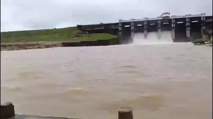 शिवपुरी: महुअर बांध के तीन गेट खोले गए, प्रशासन ने नदी किनारे गतिविधियों पर हाई अलर्ट जारी किया