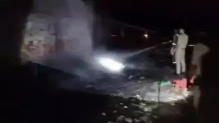 बेहट: खुजनावर में आम की खाली क्रेटो में लगी भीषण आग, मौके पर पहुंची फायर ब्रिगेड की गाड़ी