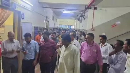 शाजापुर: नैनावद के पास सड़क दुर्घटना में घायल नागरिकों का हाल जानने शाजापुर MLA पहुंचे जिला अस्पताल