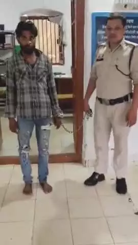 सिमगा: तोरा में एक व्यक्ति की हत्या मामले में फरार आरोपी को सिमगा पुलिस ने किया गिरफ्तार