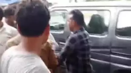 फिरोज़ाबाद: बस स्टेण्ड के पास कुछ लोगों ने पानी बेचने वाले दो युवकों की सरेआम जमकर पिटाई की, वीडियो हुआ वायरल
