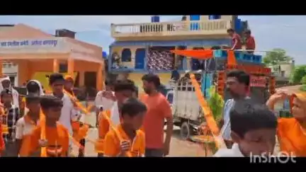उतरौला: उतरौला के ग्राम मोहनजोत-मटेरिया कर्मा से कांवड़ लेकर निकले श्रद्धालु, सिंगारजोत घाट से पवित्र जल भरकर पैदल यात्रा करते