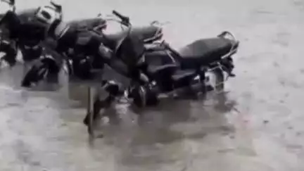 अजमेर: अजमेर में बारिश के तांडव से सिनेमा हॉल के पास सड़क बनी दरिया, प्रशासन अब भी मौन