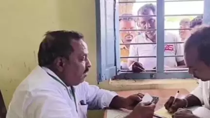 ఎమ్మిగనూరు: ఎమ్మిగనూరు మండలం కడమెట్ల సహకార సంఘం ద్వారా రైతులకు ఎలాంటి ఇబ్బందులు లేకుండా యూరియాను సరఫరా చేస్తున్నాం: దత్తాత్రేయ