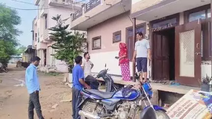 बेगुं: बेगू नगर के विज्ञान नगर में निवासरत पार्षद के घर में बीती रात अज्ञात चोरों ने लाखों के जेवरात व नकदी चुराई