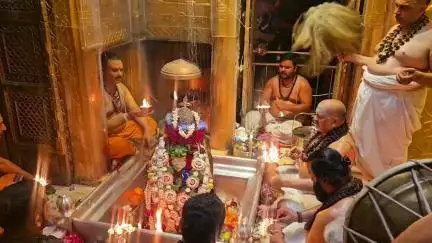 📸1st Monday of Sawan: Aarti was performed at Shri Kashi Vishwanath Temple