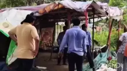 कोरबा: एसईसीएल हेलीपैड के पीछे झोपड़ी में नशे का सामान उपलब्ध कराने पर पुलिस और निगम की टीम ने की कार्रवाई