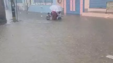 टोंक: टोंक में मूसलाधार बारिश का कहर, शहर की सड़कें बनी दरिया, महिला ने दो बच्चों के साथ पानी से रास्ता पार किया