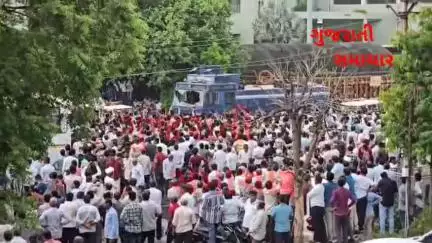 હિંમતનગર: સાબર ડેરીમાં ગઈકાલે થયેલા હોબાળા બાદ હિંમતનગર એ ડિવિઝન પોલીસ સ્ટેશનમાં 74 લોકોના નામ સહિત 1000 ના ટોળા સામે પોલીસ ફરિયાદ
