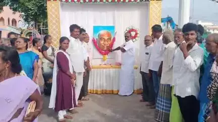 வேடசந்தூர்: காமராஜரின் 123வது பிறந்தநாளை முன்னிட்டு ஆத்துமேட்டில் அவரது உருவப்படத்திற்கு தமாக சார்பில் மரியாதை