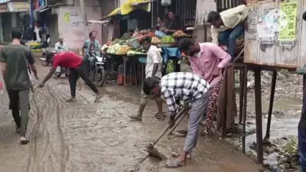 शाढ़ौरा: सब्जी मंडी में कीचड़ और फिसलन हटाने में जुटी नगर परिषद की सफाई टीम