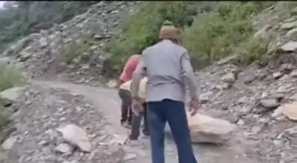 नंदप्रयाग: भेरणी नंदप्रयाग मोटर मार्ग पर सामाजिक कार्यकर्ता ने पत्थरों को हटाकर आवाजाही के लिए खोला