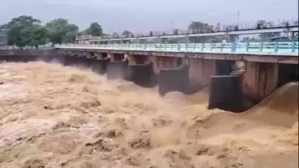 নলহাটি ১: ব্রাহ্মণী নদীর বৈধরা জলাধার থেকে ছাড়া হলো ২১৩৯০ কিউসেক জল, নলহাটিতে জলস্তর বাড়ছে ব্রাহ্মণী নদীর