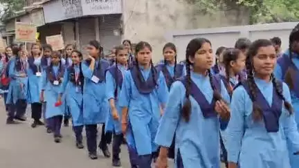 मंदसौर: नारकोटिक विभाग ने स्कूली छात्राओं के साथ गांधी चौराहा से नशे के खिलाफ रैली निकाली