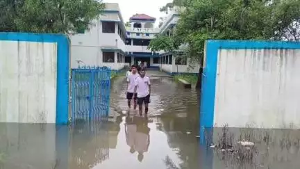 বলরামপুর: বলরামপুর সেন্ট্রাল হোস্টেল চত্বরে দীর্ঘদিন জল জমে সমস্যায় ছাত্ররা,প্রশাসনে জানিয়েও হয়নি সুরাহা অভিযোগ ছাত্রদের