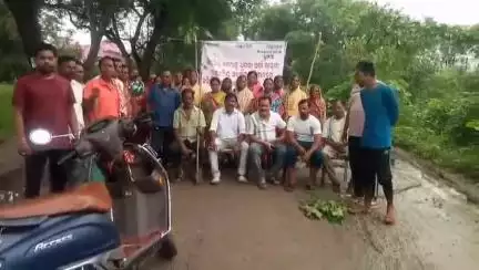 ଝାରସୁଗୁଡା: ରାସ୍ତା ନିର୍ମାଣ ଦାବିରେ ଧୂତୁରା-ଅର୍ଡ଼l ରାସ୍ତାରୋକ କଲେ ଅର୍ଡl ପଞ୍ଚାୟତବାସୀ